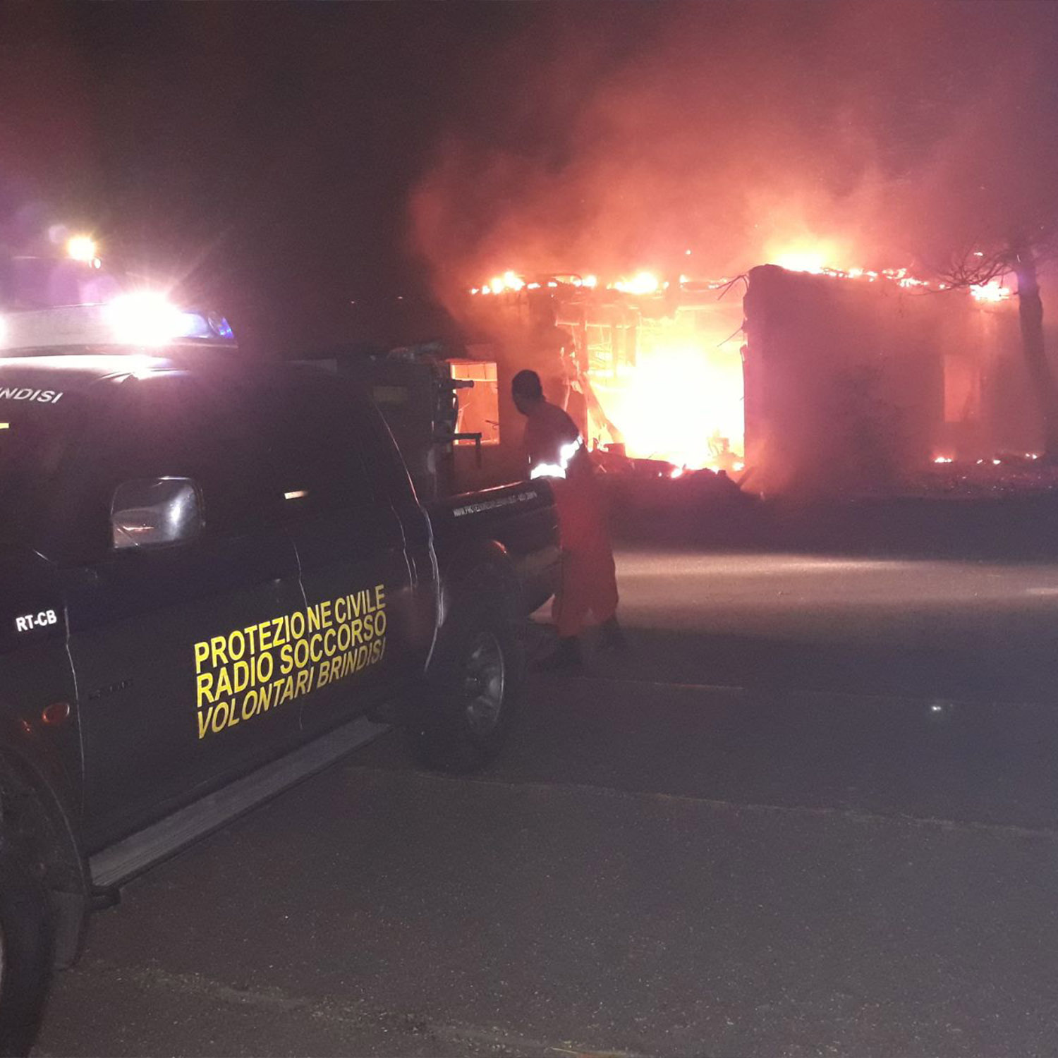 Foto di incendio domato dai ragazzi della protezione civile